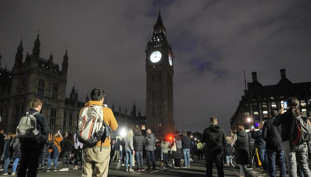 Người dân tổ chức một phút mặc niệm cho cố Nữ hoàng Elizabeth II tại Cầu Westminster phía trước tháp đồng hồ Big Ben ở London, Anh, ngày 18/9. Ảnh: AP.