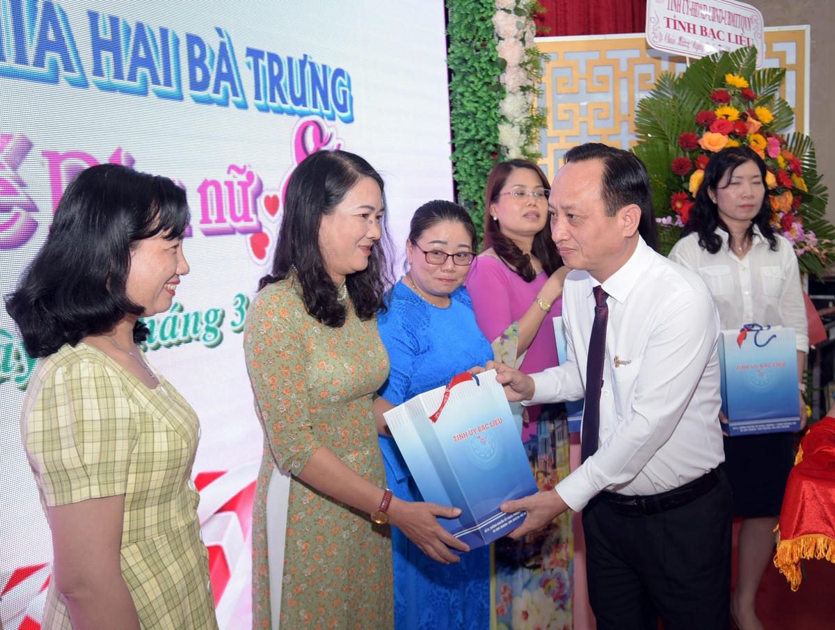 Chủ tịch UBND tỉnh Bạc Liêu Phạm Văn Thiều tặng quà cho cán bộ nữ nhân kỷ niệm ngày Quốc tế Phụ nữ.