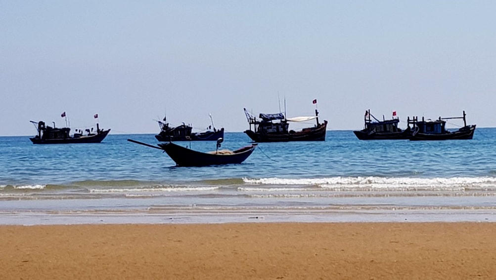 Các phương tiện được đưa vào bờ biển thuộc xã Kỳ Khang để tiếp tục điều tra xử lý.