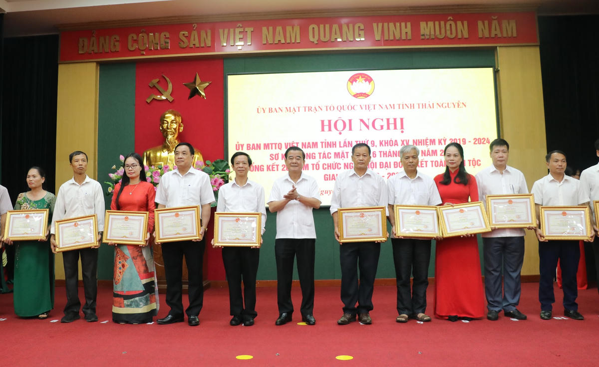 Tặng Bằng khen cho các tập thể, cá nhân có nhiều thành tích xuất sắc trong 20 năm tổ chức Ngày hội Đại đoàn kết toàn dân tộc (giai đoạn 2003-2023).