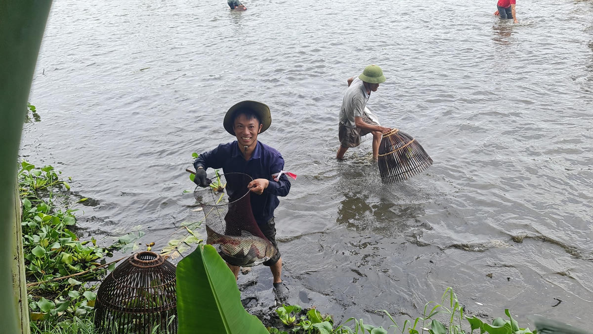 Một con cá mè hoa nặng hơn 3kg được người đàn ông này tóm gọn.