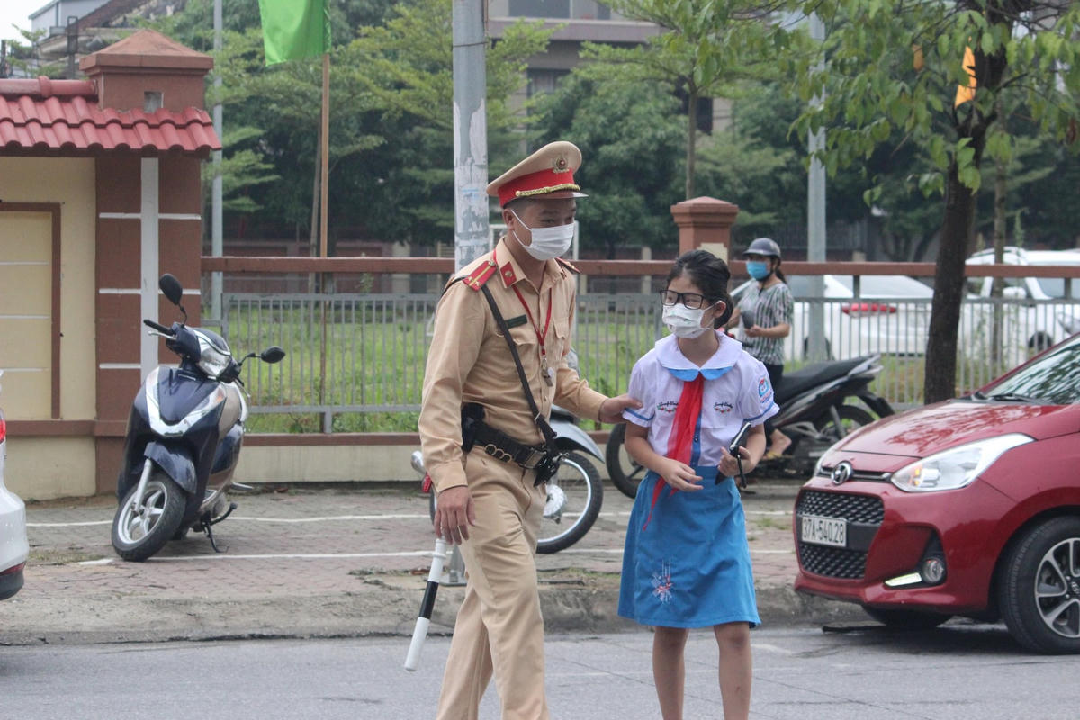 Nhằm tránh ùn tắc cục bộ trước các điểm trường học, ngay từ sáng sớm, lực lượng CSGT TP Vinh đã tổ chức phân luồng, hướng dẫn phụ huynh, học sinh một cách khoa học. 