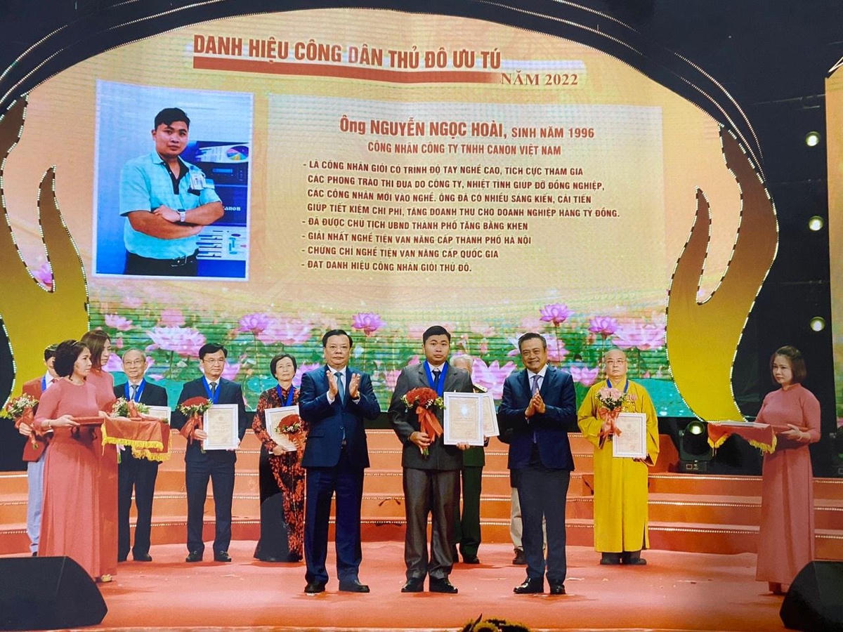 Anh Nguyễn Ngọc Hoài (đứng giữa) được vinh danh là Công dân Thủ đô ưu tú năm 2022.