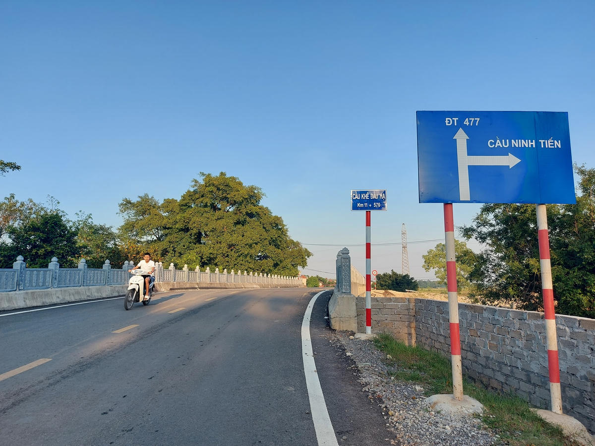 Người dân phấn khởi trước việc cây cầu đã hồi sinh.