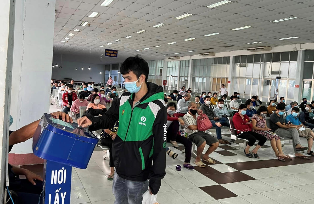 Việc mua vé tàu tết tại ga khá đơn giản, thuận lợi. Sau khi bốc thăm lấy số thứ tự, hành khách sẽ chuẩn bị tiền, giấy căn cước công nhân để mua vé. Ngoài mua tại ga, hành khách có thể mua qua mạng, trang web, đại lý ủy quyền...