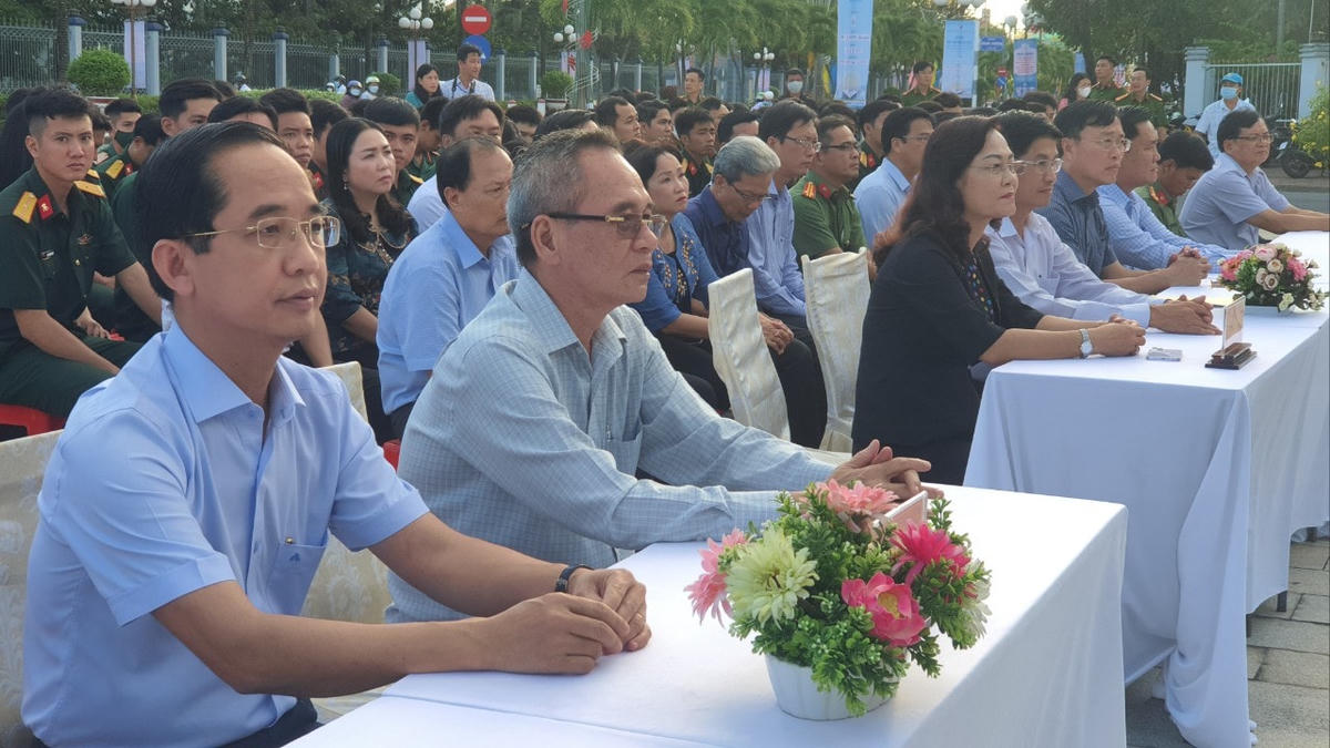 Các đại biểu dự Lễ khai mạc triển lãm ảnh.