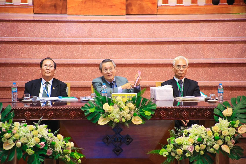 Mục sư Thái Phước Trường (ngồi giữa) và chủ tọa đoàn chủ trì đại hội.