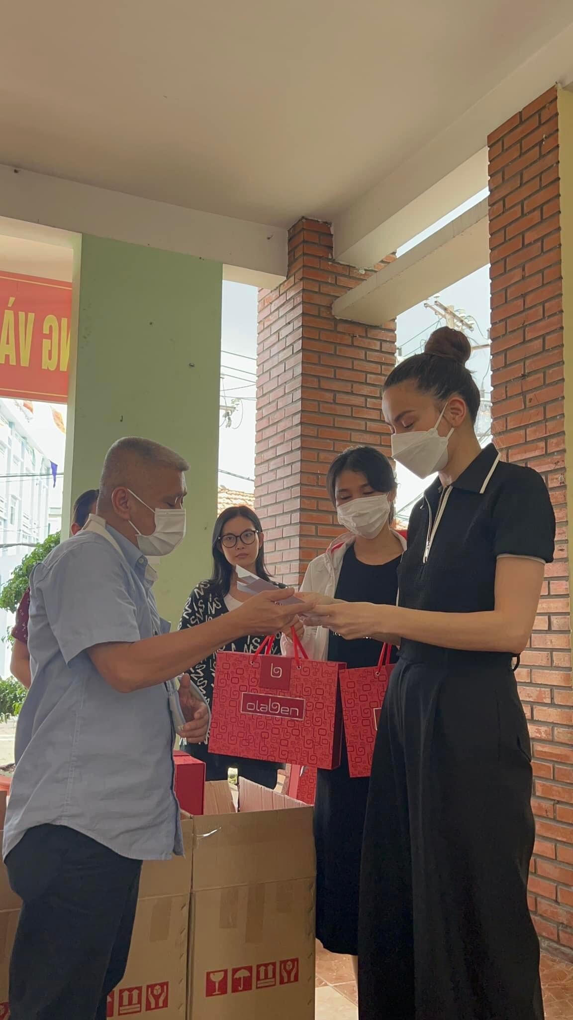 Trên trang Facebook cá nhân hơn 1 triệu lượt theo dõi, Hồ Ngọc Hà đăng tải loạt ảnh trong chuyến từ thiện.Cô cho biết, trong kỳ nghỉ Lễ Quốc khánh 2-9 năm nay, cô đến Trung tâm bảo dưỡng trẻ mồ côi vui Trung thu sớm với các con (bệnh nhân đang điều trị - PV).