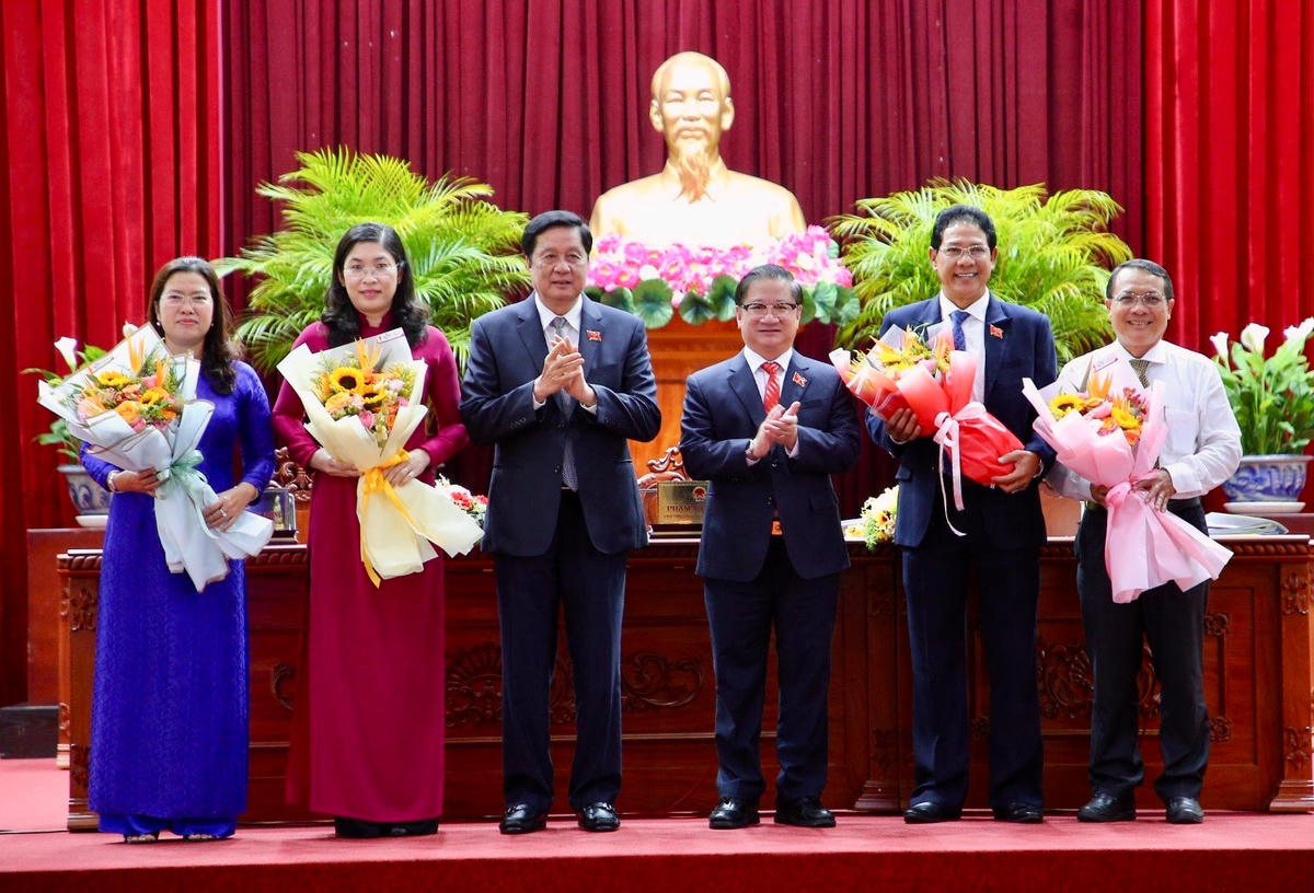 Lãnh đạo TP Cần Thơ tặng hoa chúc mừng.