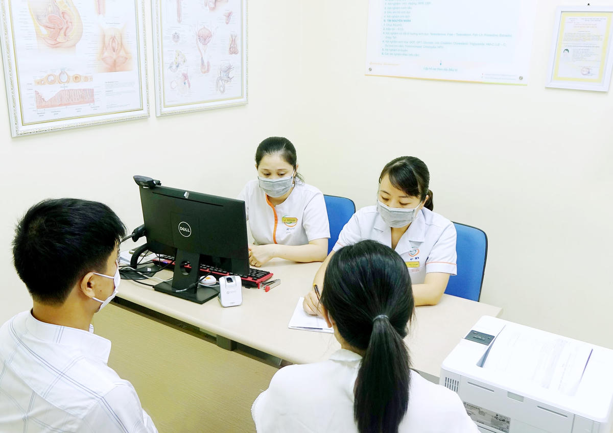 Bác sĩ Bệnh viện Nam học và hiếm muộn Hà Nội tư vấn cho bệnh nhân. Ảnh: BVCC.