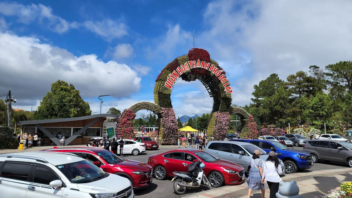 Du khách đến tham quan khu du lịch DaTanLa.