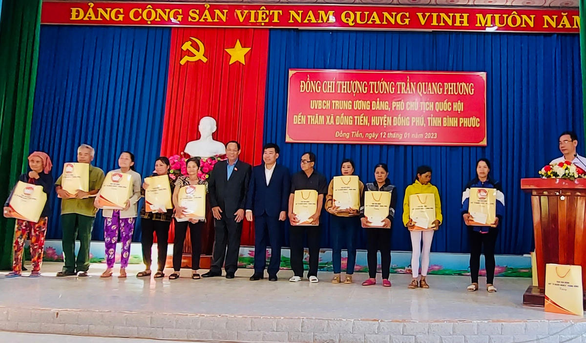 Phó Chủ tịch Quốc hội Trần Quang Phương cùng Bí thư Tỉnh ủy Bình Phước Nguyễn Mạnh Cường tặng quà tại xã Đồng Tiến, huyện Đồng Phú.