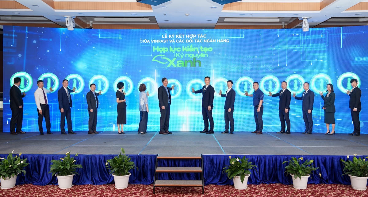 Hợp tác giữa 12 ngân hàng, tổ chức tài chính lớn với VinFast là dấu mốc đặc biệt cho thấy sự hưởng ứng, chung sức đồng lòng của cộng đồng doanh nghiệp với chủ trương của Chính phủ và tinh thần đồng hành, hỗ trợ người dân.