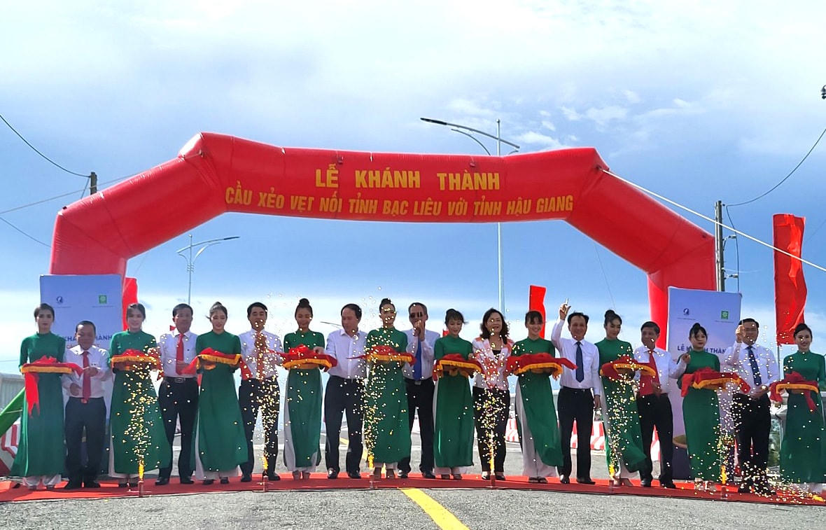 Phó Chủ tịch - Tổng Thư ký UBTƯ MTTQ Việt Nam Lê Tiến Châu cùng với lãnh đạo địa phương cắt băng khánh thành cầu Xẻo Vẹt. 