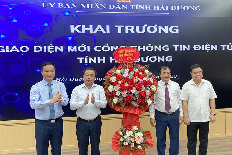 Lãnh đạo tỉnh Hải Dương chúc mừng ban biên tập cổng TTĐT tỉnh.
