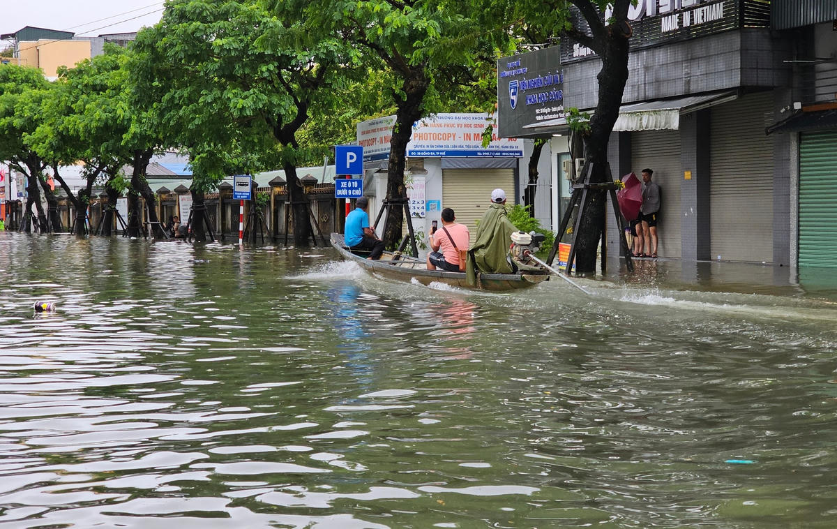 Ghe thuyền 'lên phố', ô tô phải nhờ đến xe cứu hộ để vượt lũ