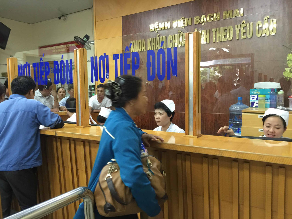 Khám, chữa bệnh theo yêu cầu tại Bệnh viện Bạch Mai.