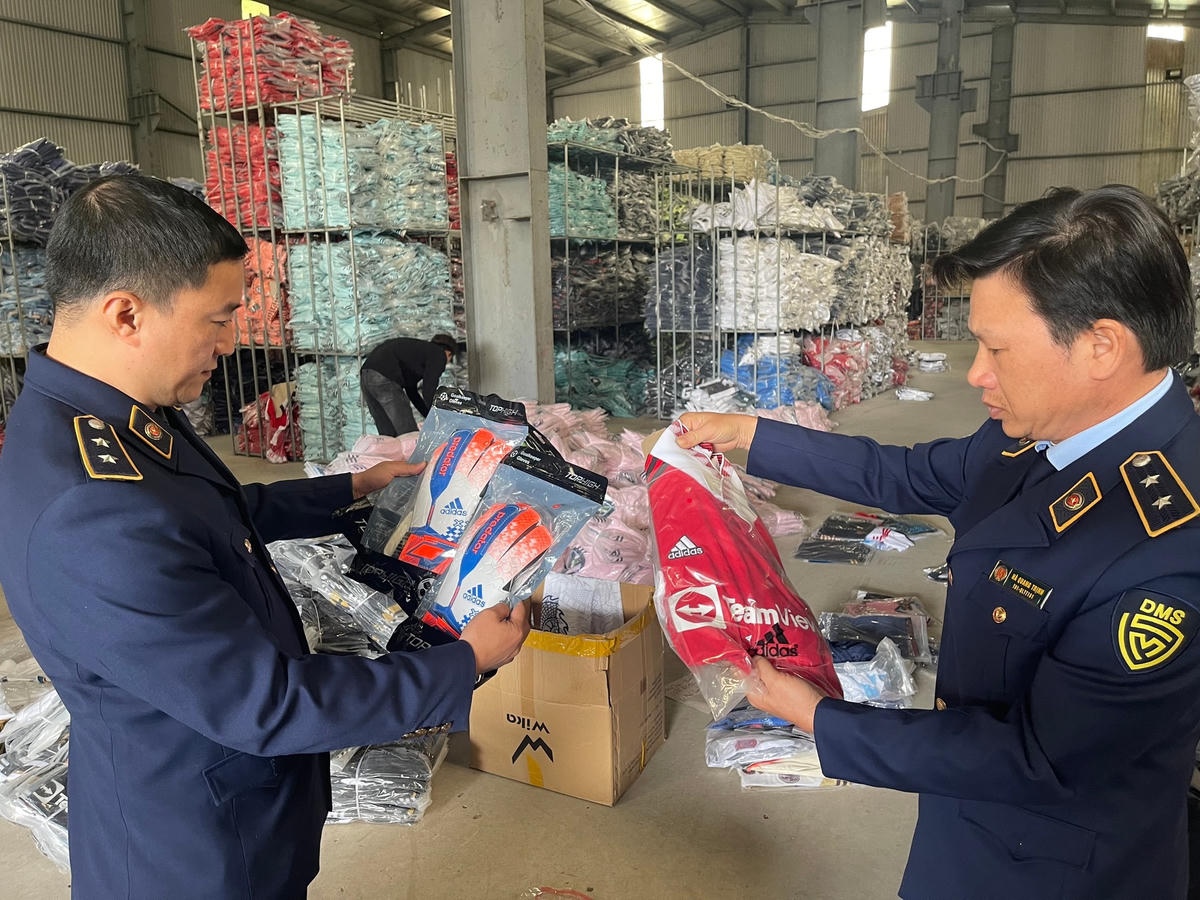 Lực lượng chức năng phát hiện gần 30.000 bộ quần áo, giày, găng tay giả mạo tại quận Cầu Giấy, TP Hà Nội.