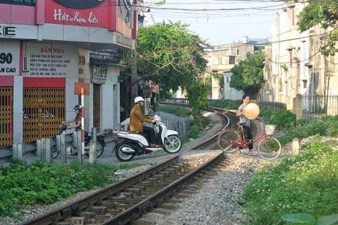 Bộ GTVT đề nghị UBND tỉnh Quảng Nam chỉ đạo các cơ quan, đơn vị liên quan rà soát, lập hồ sơ xây dựng đường gom và đề xuất giải pháp kỹ thuật đảm bảo ATGT đường sắt theo quy định. Ảnh minh họa.
