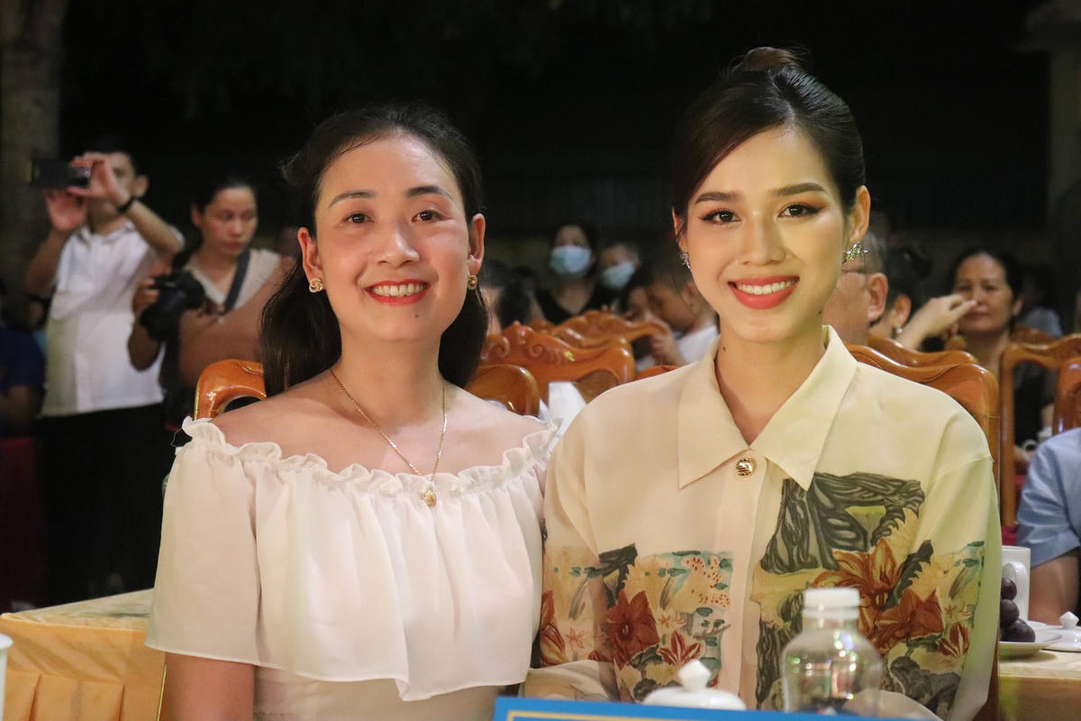 Hoa hậu Đỗ Thị Hà vui mừng khi chụp ảnh cùng các fan hâm mộ.