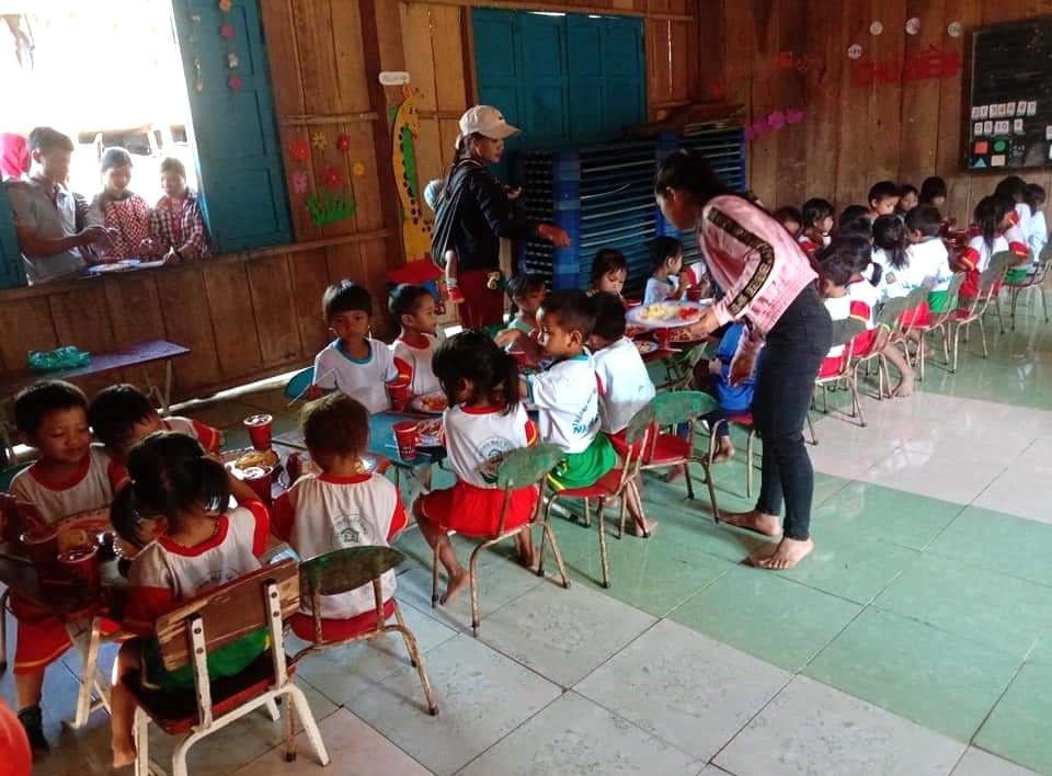 Cô giáo Theo đang dọn đồ ăn cho học sinh mầm non thôn 3.