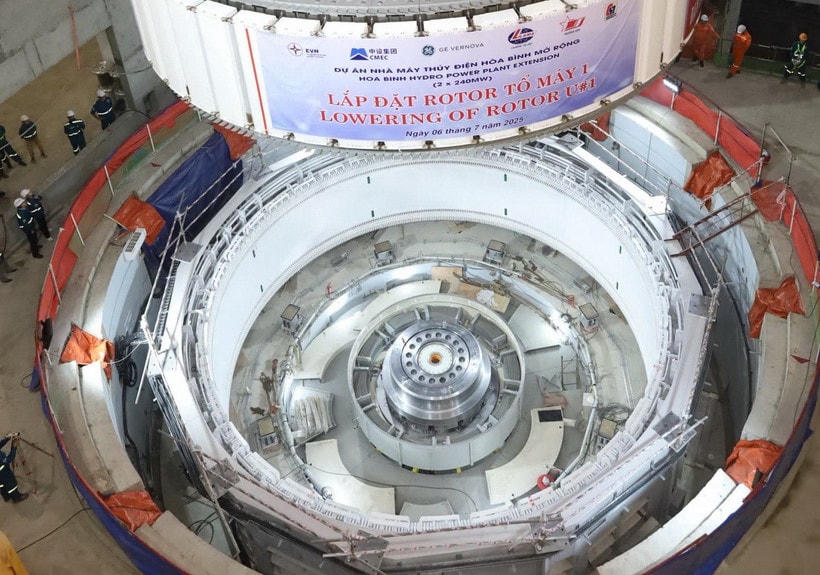 Hạ đặt thành công rotor tổ máy số 1. (Nguồn: EVN)