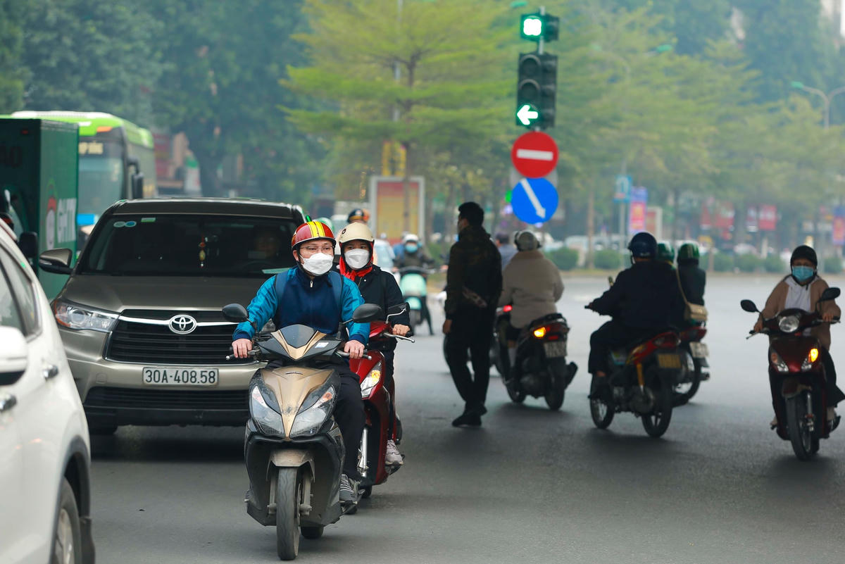 Các phương tiện từ đường Láng muốn vào phố Tây Sơn phải đi thẳng qua nút Ngã Tư Sở, đến điểm quay đầu trên đường Trường Chinh (cách nút giao 760 m) để vòng lại, rẽ phải. Ngoài ra, một điểm quay đầu dành cho xe máy dưới gầm cầu vượt Ngã tư Sở (phía phố Tây Sơn) cũng được mở để phục vụ lưu thông thuận tiện hơn.