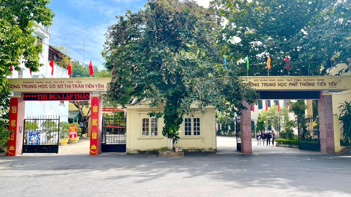 Trường THCS thị trấn Tiên Yên và Trường THPT Tiên Yên cùng nằm trên 1 khuôn viên rộng 1,1 ha.