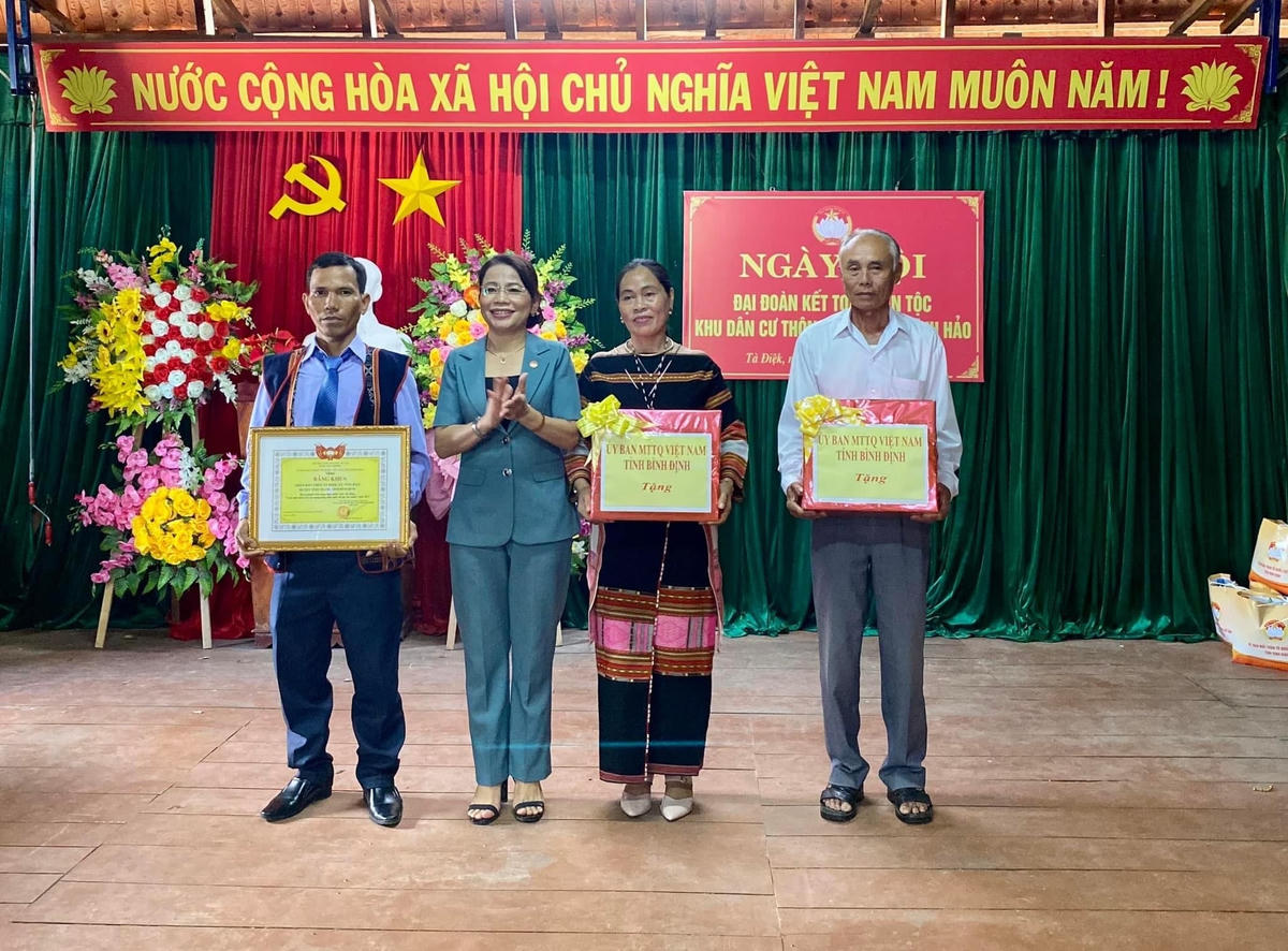 Bà Nguyễn Thị Phong Vũ, Chủ tịch Ủy ban MTTQ Việt Nam tỉnh Bình Định, trao quà cho Khu dân cư tiêu biểu, Trưởng ban CTMT và hộ gia đình tiêu biểu tại thôn Tà Điệk, xã Vĩnh Hảo.