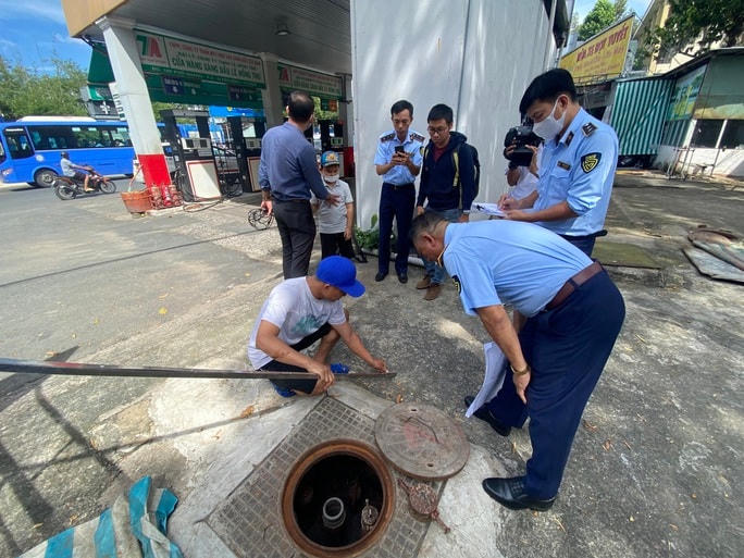 Cơ quan chức năng kiểm tra bồn chứa nhiên liệu tại một cây xăng ở TP Hồ Chí Minh hồi tháng 11/2022.