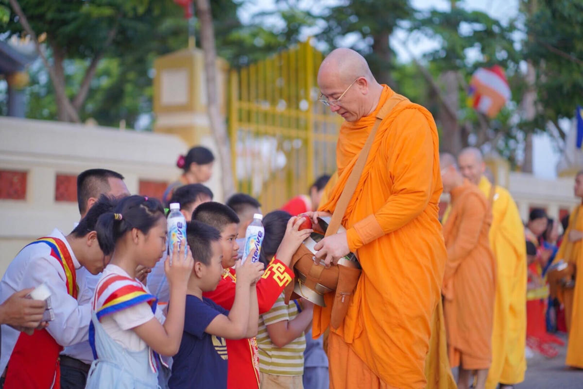 Thầy Thích Trúc Thái Minh - Phó trưởng ban Thông tin và Truyền thông, Phó trưởng ban Phật giáo Quốc tế TƯ GHPGVN, Phó trưởng ban BTS GHPGVN tỉnh Quảng Bình, Phó BTC đại lễ Phật đản trì bình khất thực, thọ nhận sự cúng dường của nhân dân, Phật tử.