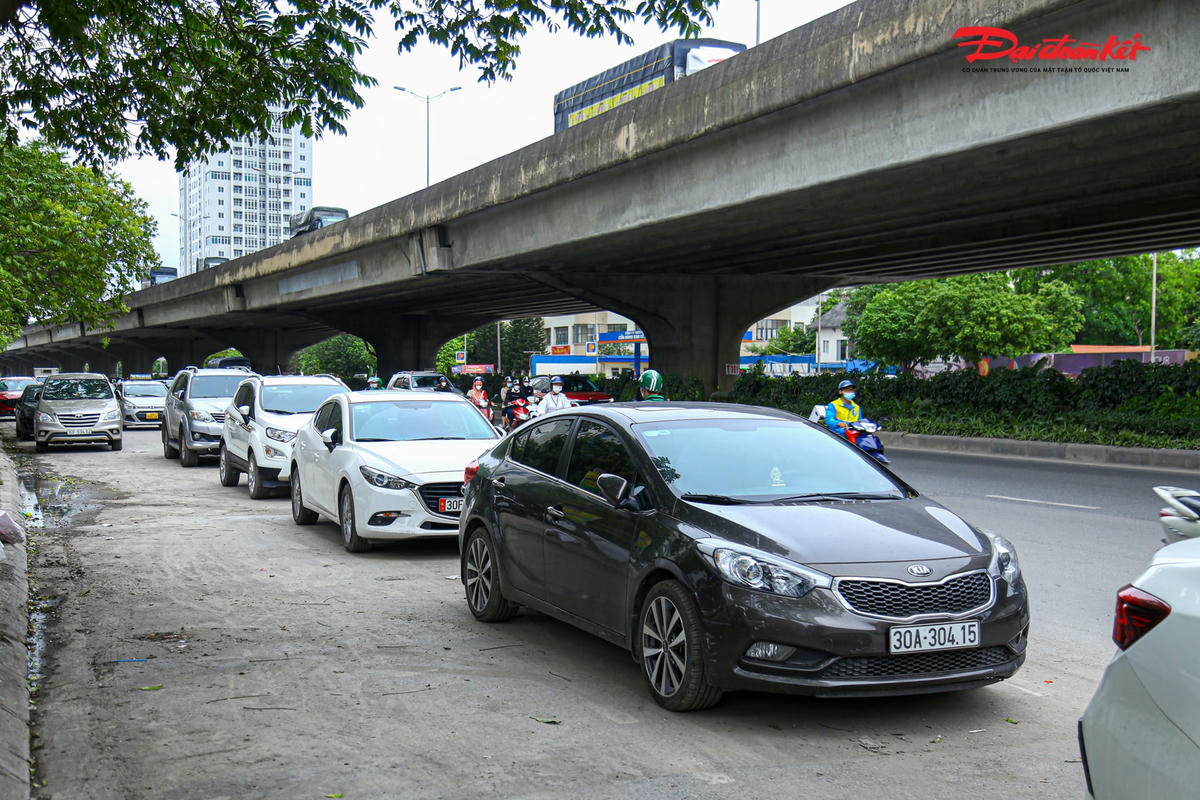 Theo ghi nhận của PV Đại Đoàn Kết Online tại trước khu đô thu Kim Văn – Kim Lũ, nằm trên tuyến đường Nghiêm Xuân Yên có hàng trăm xe ô tô dừng đỗ lấn chiếm lòng đường. Đặc biệt, các xe ô tô tại đây ngang nhiên xếp thành nhiều hàng xe làm tuyến đường này luôn trong tình trạng ùn tắc giao thông trong giờ cao điểm khiến người tham gia giao thông vô cùng bức xúc.