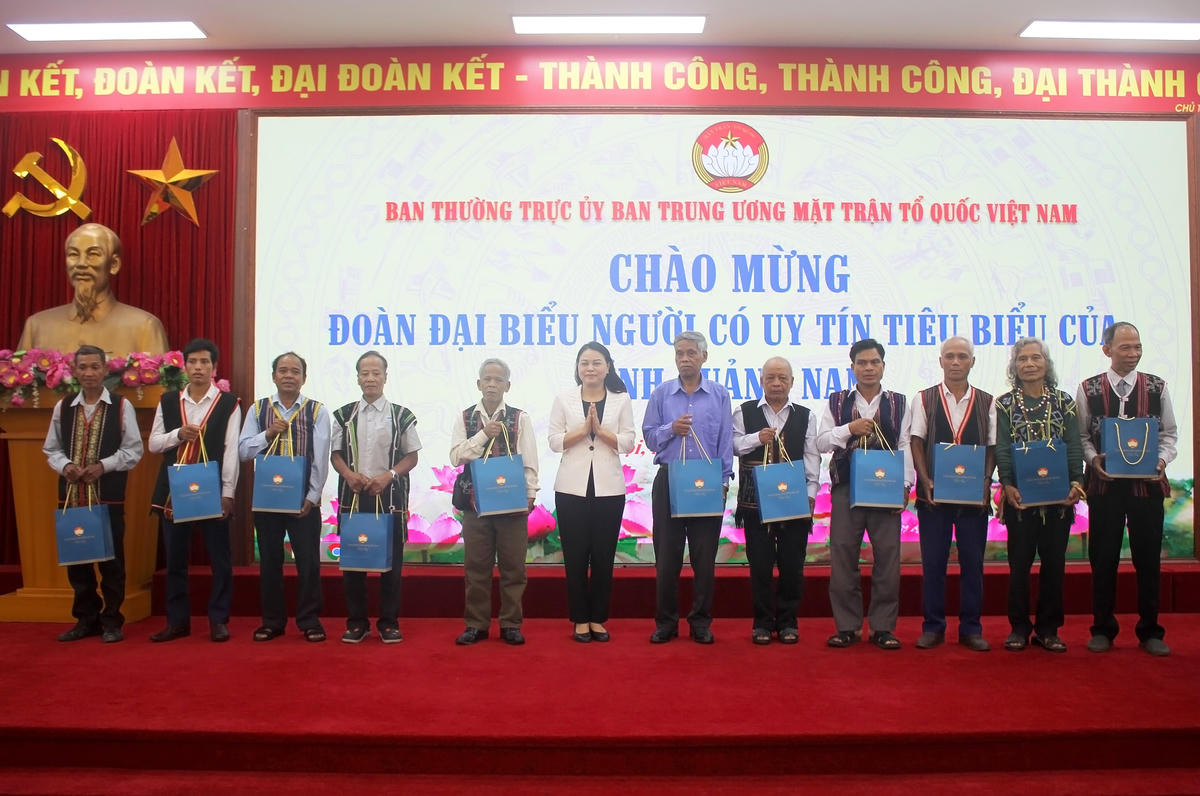 Phó Chủ tịch - Tổng Thư ký Nguyễn Thị Thu Hà tặng quà lưu niệm cho người có uy tín tiêu biểu tỉnh Quảng Nam.