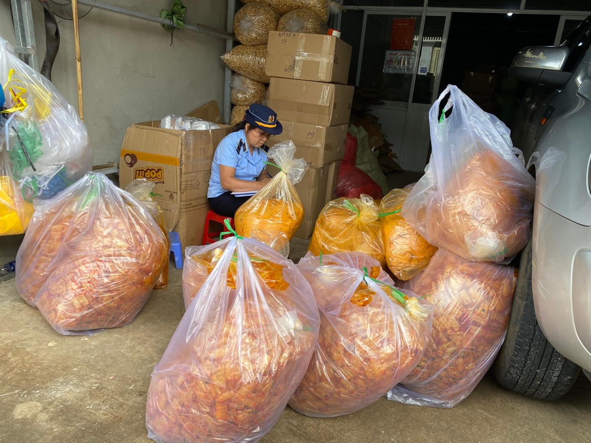 Hơn 100kg bánh tráng trộn không rõ nguồn gốc, xuất xứ, trên bao bì không ghi ngày sản xuất, hạn sử dụng được bày bán công khai.