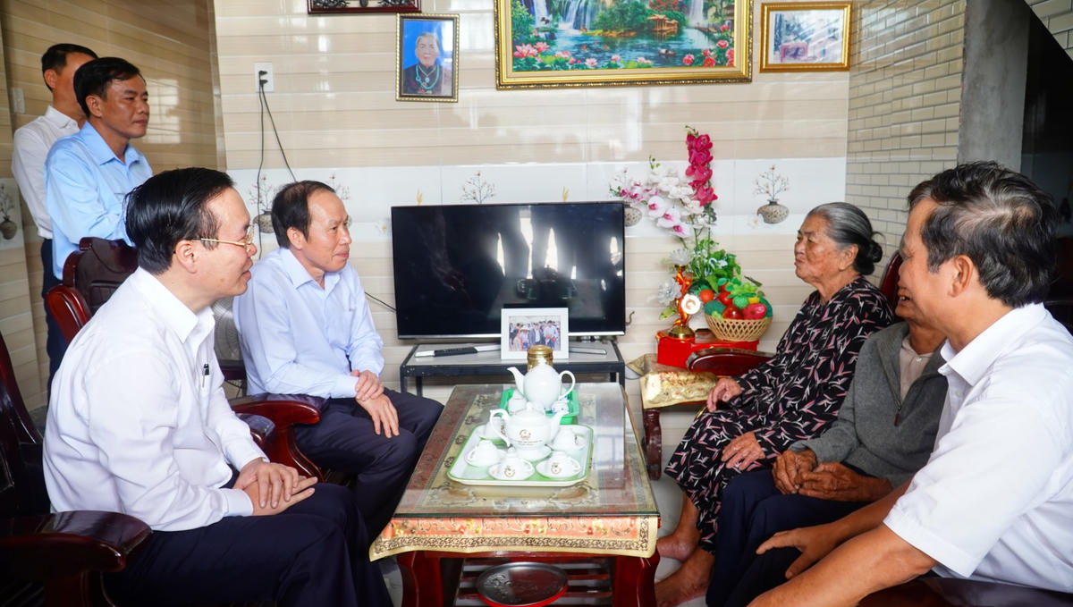 Thường trực Ban Bí thư Võ Văn Thưởng thăm 2 hộ dân tại khu tái định cư Hương Sơ.