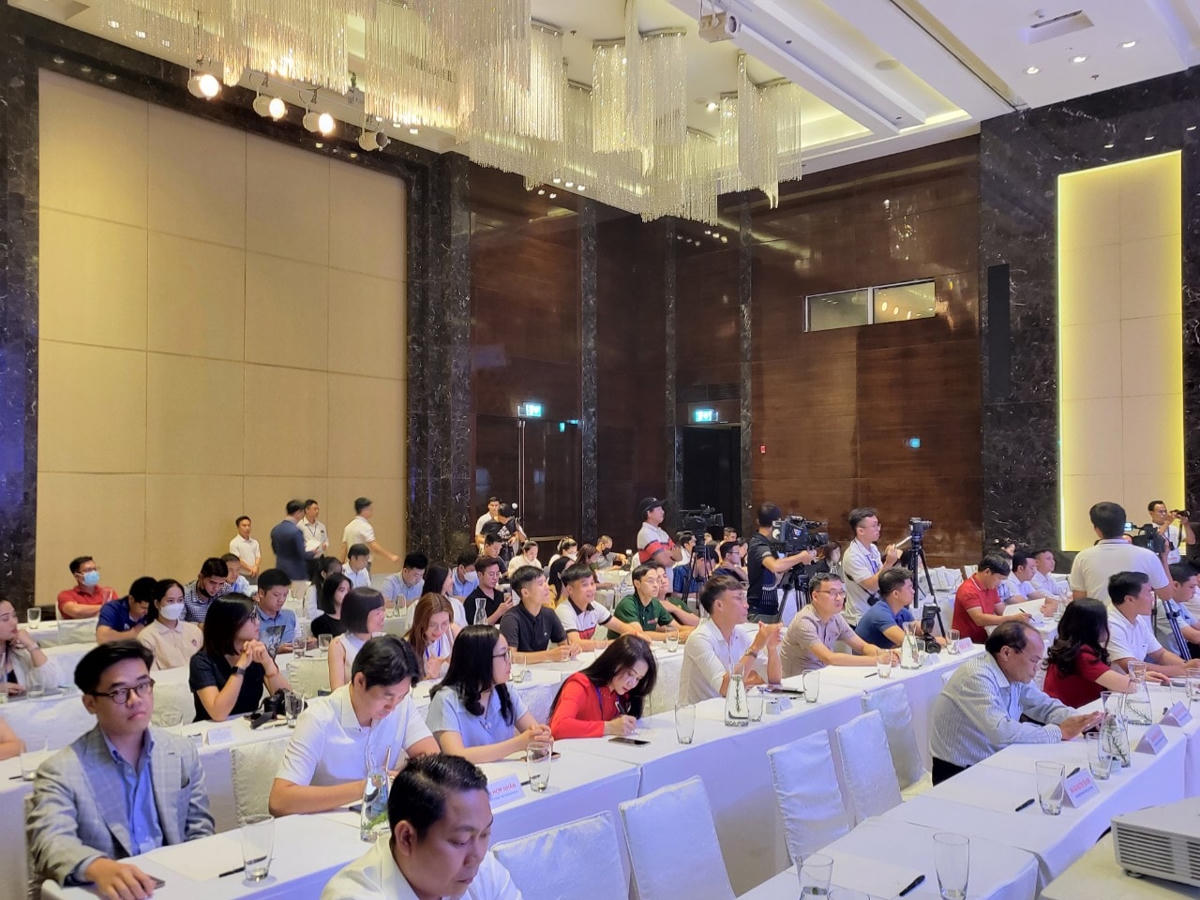 Buổi họp báo có sự góp mặt của các nhà tài trợ, nhà báo, phóng viên các báo đài Trung ương và Hà Nội.