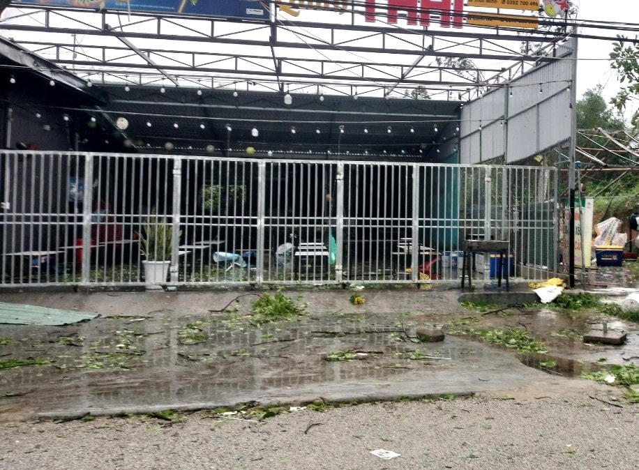 Các quán ăn ở huyện Phú Ninh bị tốc mái.