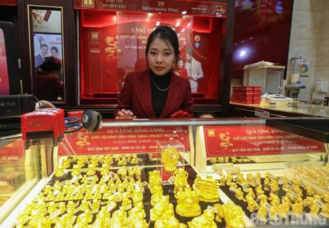 Giá vàng trong nước biến động trái chiều, giá vàng thế giới tăng mạnh.  