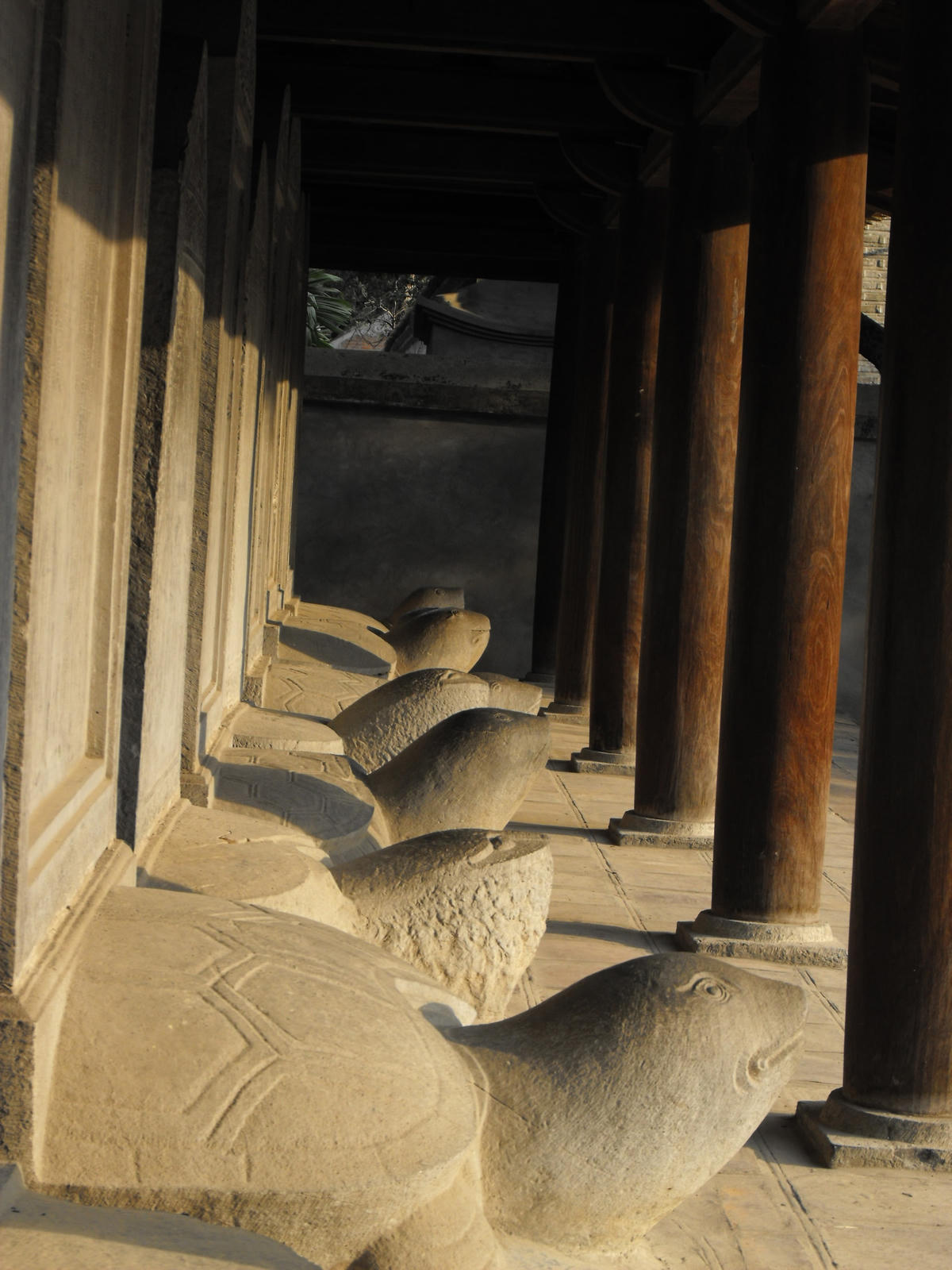 Bia Tiến sĩ. Ảnh: Vương Hằng.  
