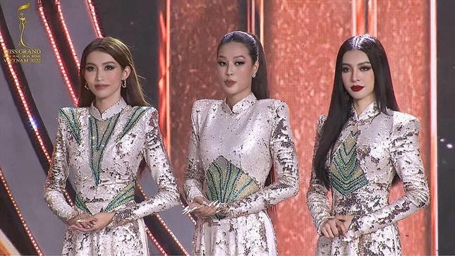 Top 10 gây gây xúc động trong phần thi hùng biện về hòa bình ở đêm chung kết Miss Grand Vietnam 2022.
