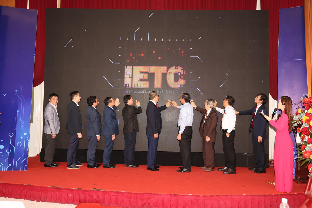 Bộ trưởng Bộ KHCN Huỳnh Thành Đạt (thứ năm từ trái qua), kế tiếp là nguyên Bí thư Thành ủy TP HCM Nguyễn Thiện Nhân và chủ tịch UBND TP HCM Phan Văn Mãi cùng các đại biểu tại lễ vận hành IETC. (Ảnh: Hồng Phúc).