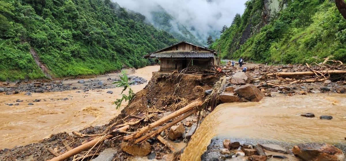 Phó Chủ tịch – Tổng Thư ký Nguyễn Thị Thu Hà trao hỗ trợ giúp tỉnh Yên Bái khắc phục hậu quả bão lũ