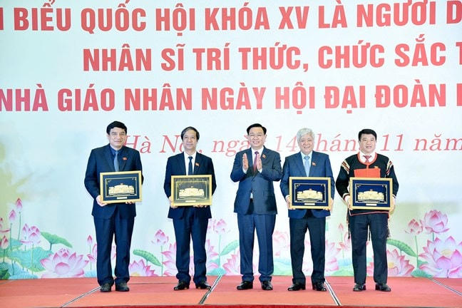Chủ tịch Quốc hội Vương Đình Huệ tặng quà lưu niệm cho các lãnh đạo, nhà quản lý thuộc lĩnh vực dân tộc thiểu số, nhân sỹ, trí thức, chức sắc tôn giáo và nhà giáo. Ảnh: Lâm Hiển.