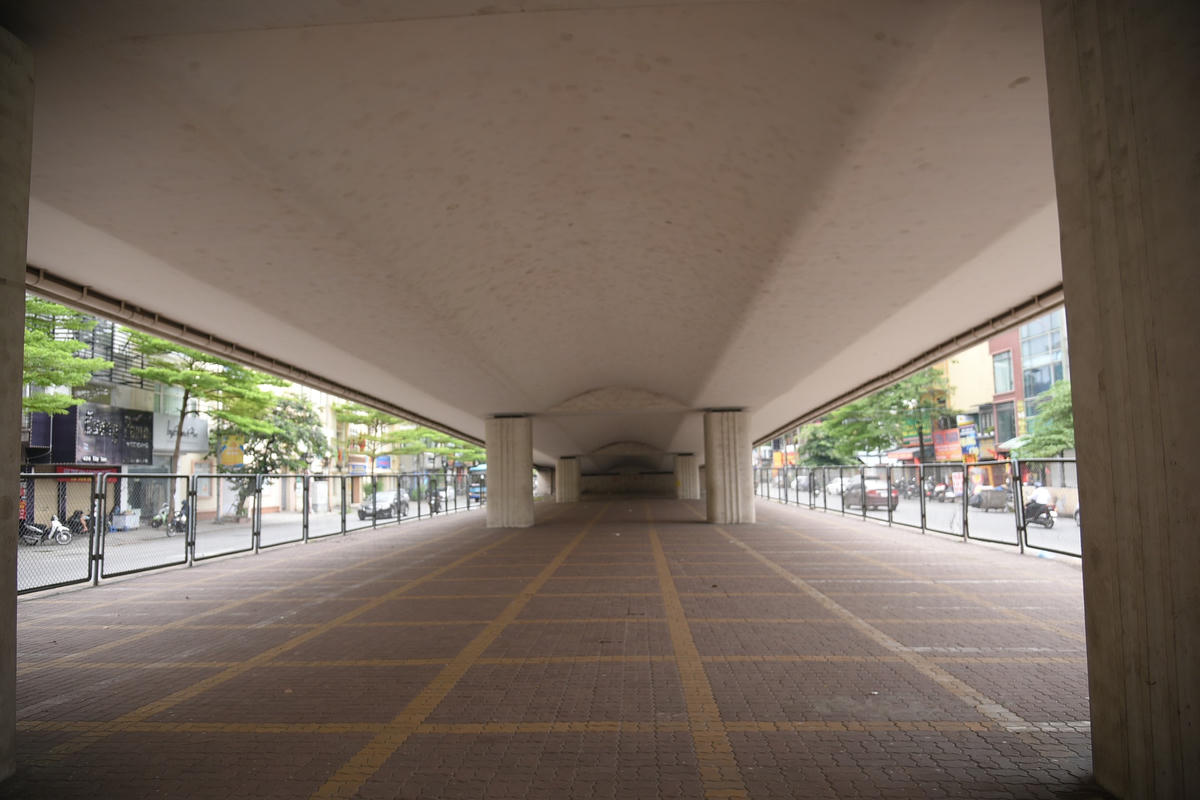 Tại gầm cầu vượt Ngã Tư Sở đang được quây rào để trống, không sử dụng trông giữ phương tiện.