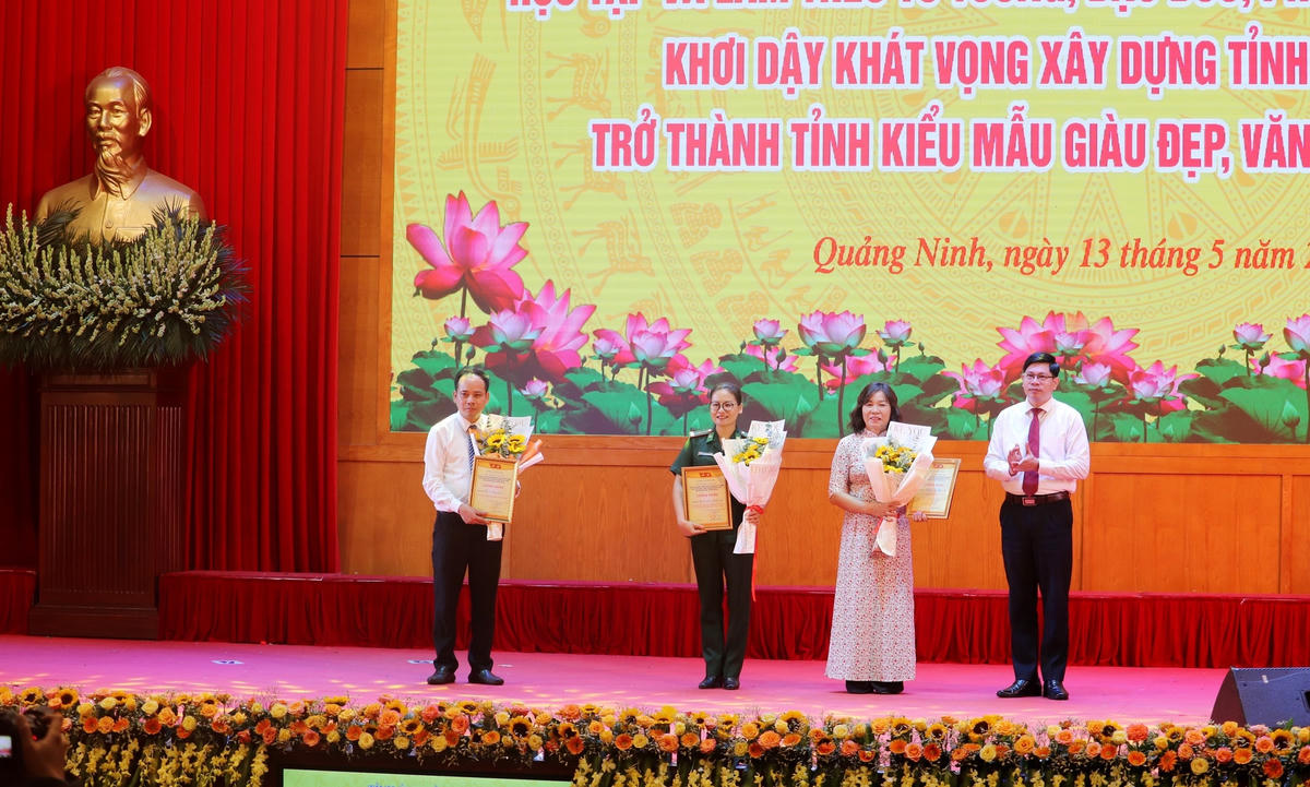 Ban Tổ chức trao giải thưởng cho các phần thi xuất sắc nhất.