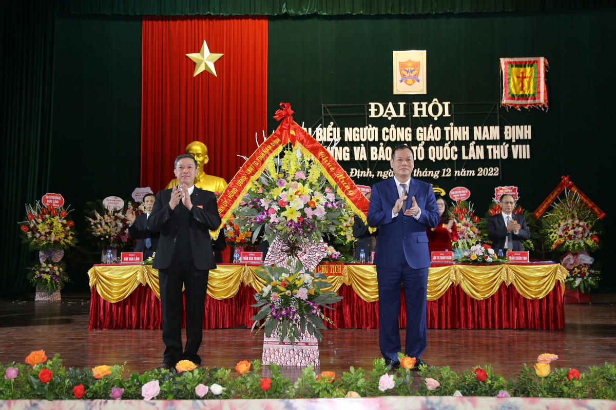 Ông Lê Quốc Chỉnh, Phó Bí thư Thường trực Tỉnh ủy Nam Định, Chủ tịch HĐND tỉnh (phải) tặng hoa chúc mừng Đại hội.