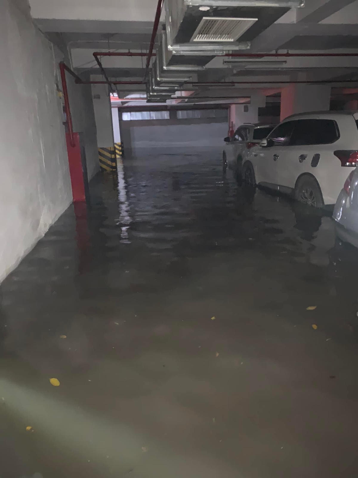 Mưa to bất ngờ, nhiều tuyến phố Hà Nội ngập úng