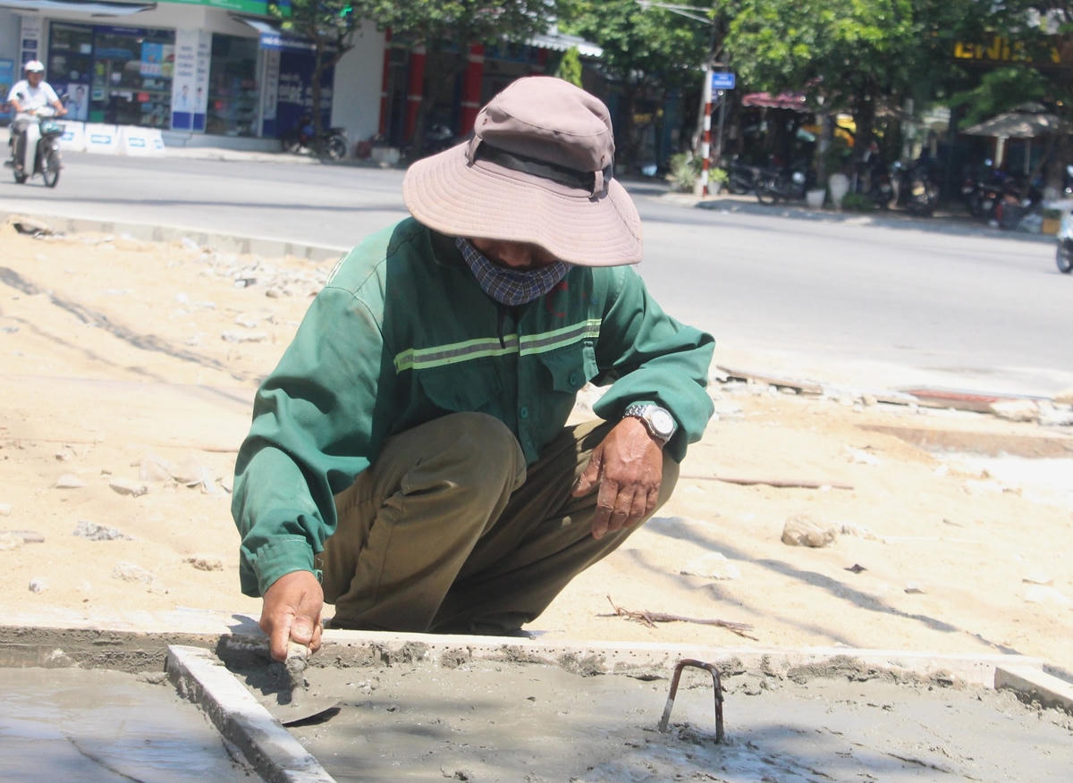 Người dân lao động ngoài trời nắng nóng.