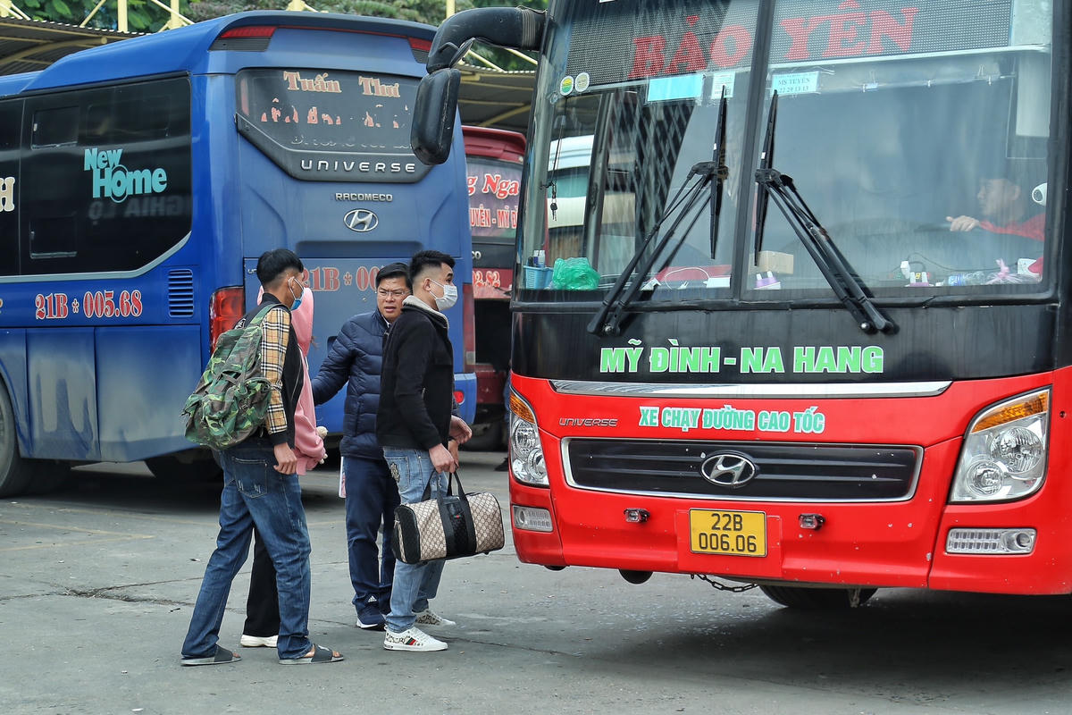 Anh Nguyễn Văn Sơn trú tại Thanh Hóa chia sẻ: “Vì sợ xe khách đông đúc nên tôi ra bến ngay từ đầu giờ chiều. Vì đến sớm nên lượng khách chưa đông đúc, tôi có thể bắt được xe ngay”.