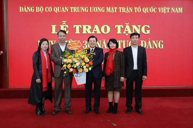 Trao tặng Huy hiệu 30 năm tuổi Đảng cho Phó Chủ tịch Nguyễn Hữu Dũng